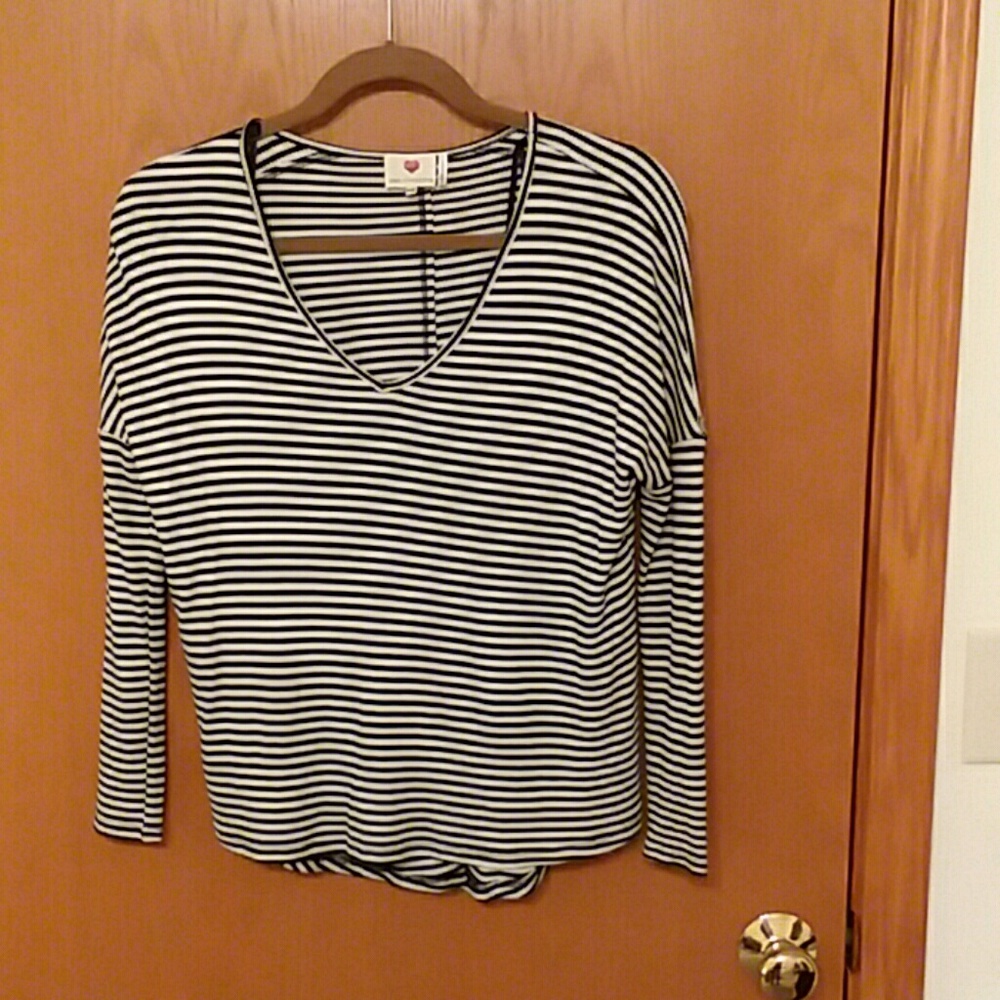 V-neck long sleeve shirt